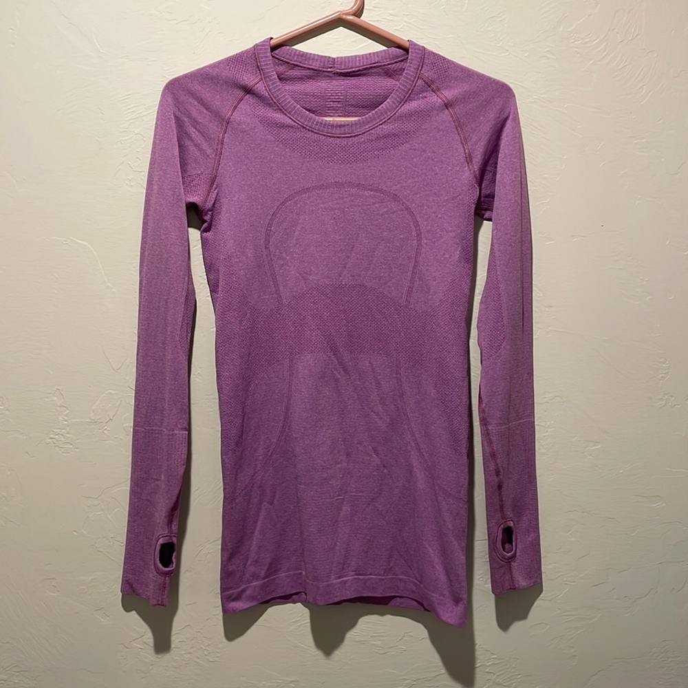 Women’s Lululemon fitted long sleeve shirt
